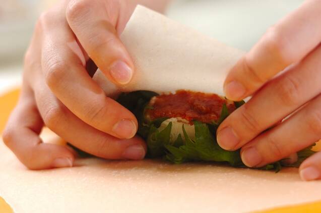 鶏肉の梅シソ春巻きの作り方の手順3