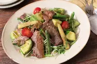 牛ステーキとアボカドのごちそうサラダ