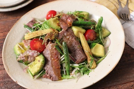 牛ステーキとアボカドのごちそうサラダ