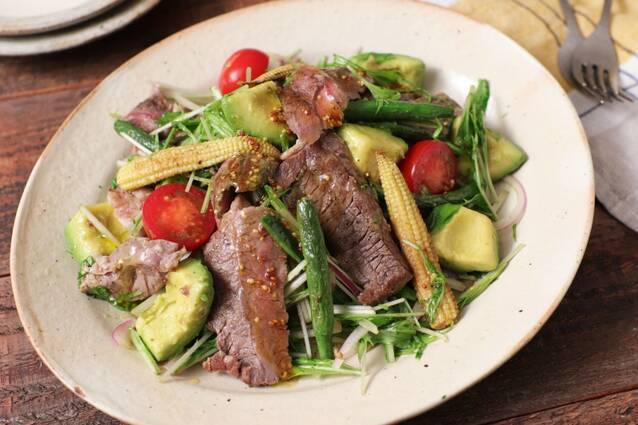牛ステーキとアボカドのごちそうサラダ