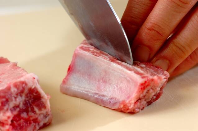 豚骨付きバラ肉の赤ワイン漬け焼きの作り方の手順1