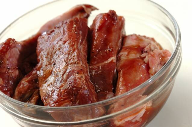豚骨付きバラ肉の赤ワイン漬け焼きの作り方の手順2