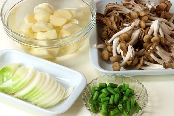 キノコ肉じゃがの作り方の手順1