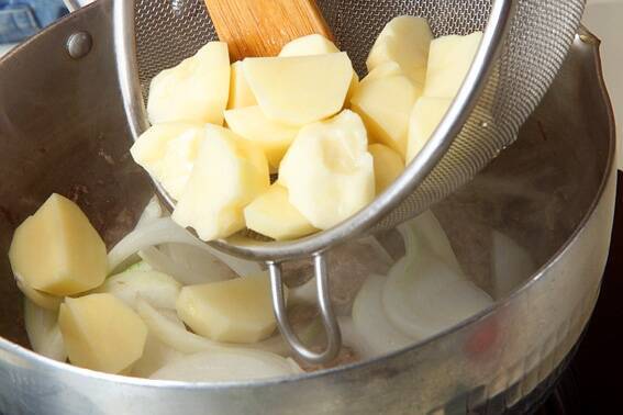 キノコ肉じゃがの作り方の手順5