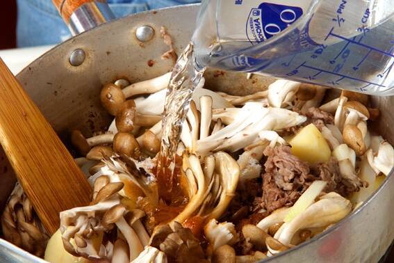 キノコ肉じゃがの作り方の手順6