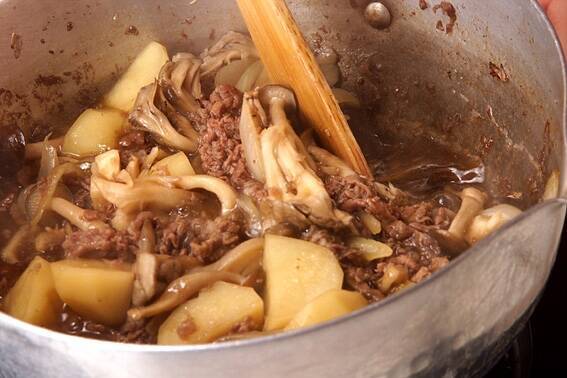 キノコ肉じゃがの作り方の手順7