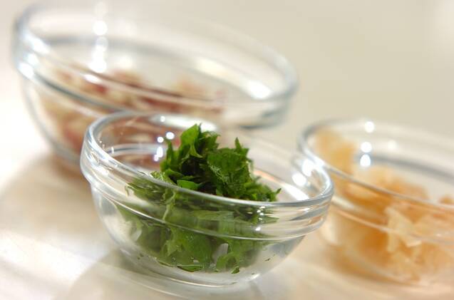 薬味たっぷりツナサラダロールパンの作り方の手順1