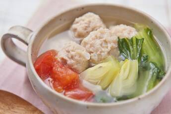 鶏だんごと野菜のチキンボーンブロススープ