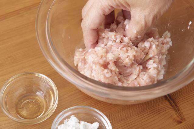 鶏だんごと野菜のチキンボーンブロススープの作り方の手順4