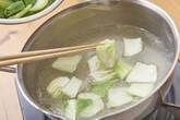 鶏だんごと野菜のチキンボーンブロススープの作り方2