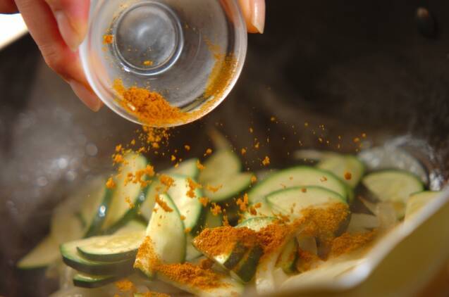 あともう一品に！ズッキーニのカレー炒めの作り方の手順3