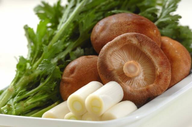 豚肉と春菊の梅巻き焼きの作り方の手順1