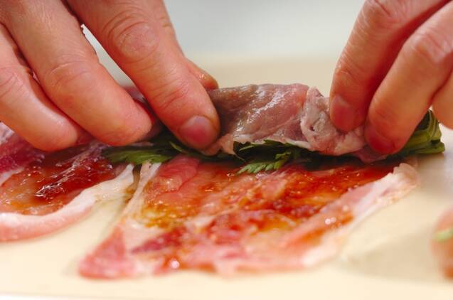 豚肉と春菊の梅巻き焼きの作り方の手順3