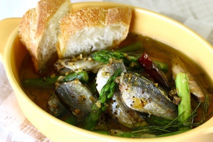 熱々で食べたい！小アジとアスパラガスの簡単アヒージョ