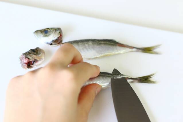 熱々で食べたい！小アジとアスパラガスの簡単アヒージョの作り方の手順1