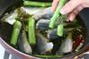 熱々で食べたい！小アジとアスパラガスの簡単アヒージョの作り方の手順4
