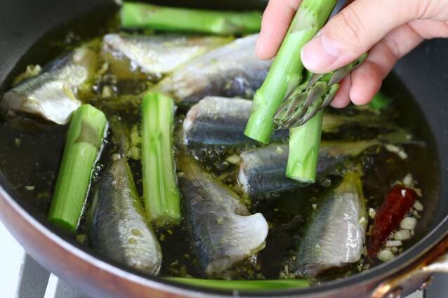熱々で食べたい！小アジとアスパラガスの簡単アヒージョの作り方の手順4