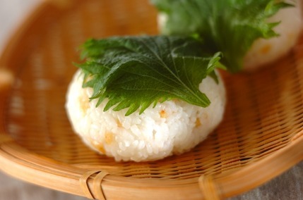 天かすと大葉のおにぎり