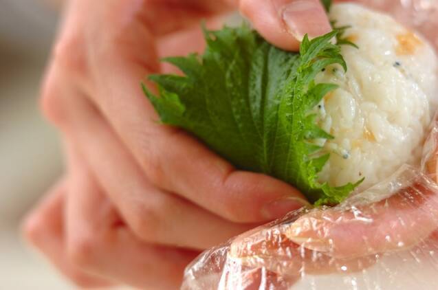 天かすと大葉のおにぎりの作り方の手順3
