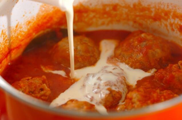 ソースがとろーりミートボールのトマトクリーム煮の作り方の手順4
