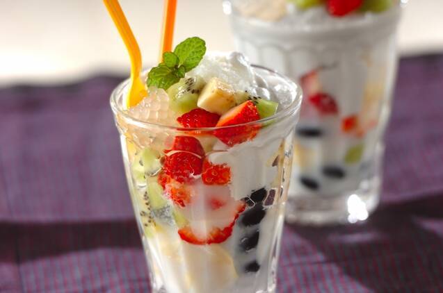 透明のグラスに入ったフルーツと黒豆のチェー