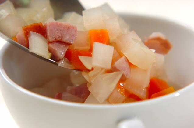 具だくさん！コロコロ野菜のコンソメスープの作り方の手順3