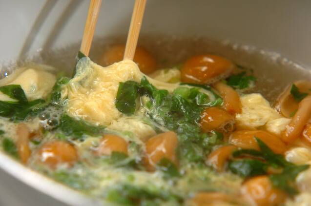 ナメコとミツバの卵スープの作り方の手順2