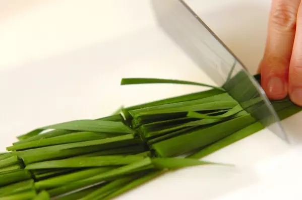 サクッと絶品!簡単ニラだけチヂミの下準備1