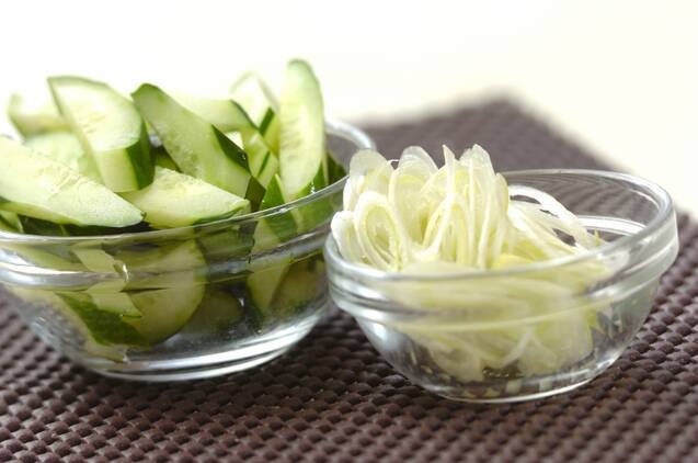 鶏むね肉とキュウリの炒め物の作り方の手順2