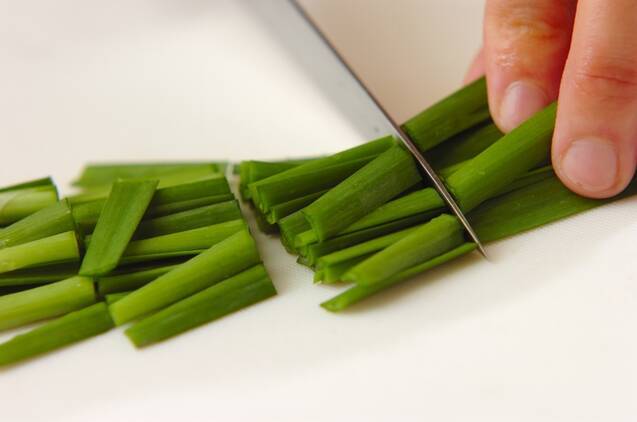 ニラタマみそ汁の作り方の手順1