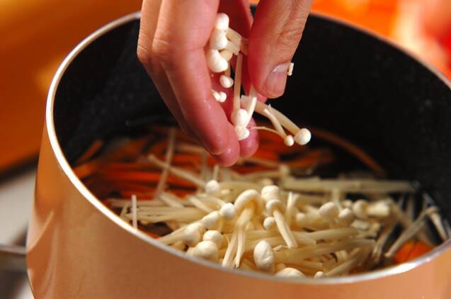 エノキとセロリの中華スープの作り方の手順2