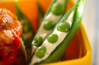 スナップエンドウのクリームチーズ詰め