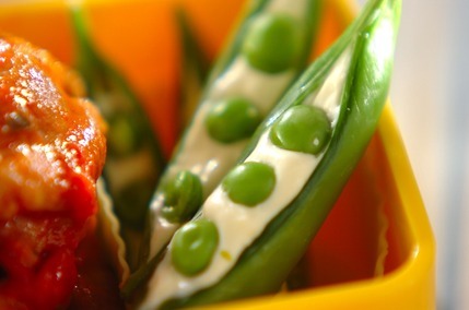 スナップエンドウのクリームチーズ詰め