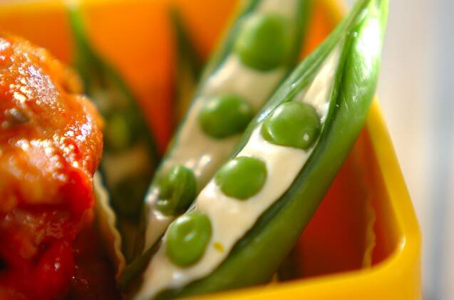 スナップエンドウのクリームチーズ詰め