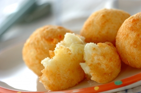 白いお皿に盛られたポテトチーズボール