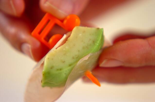 アボカドの生ハム巻きの作り方の手順2