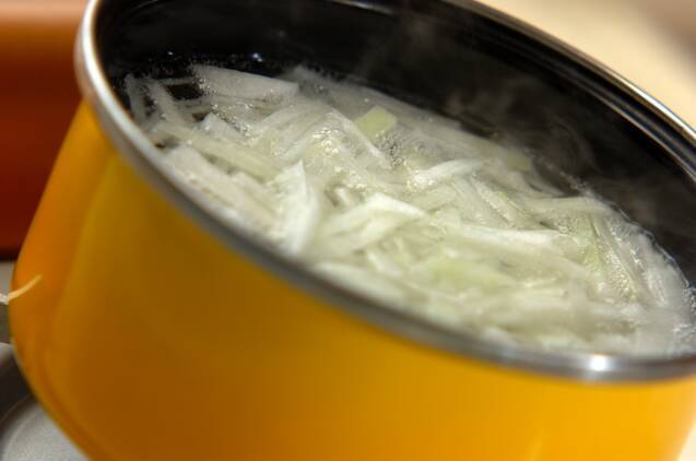 冬瓜とホタテのふわふわ卵スープの作り方の手順1