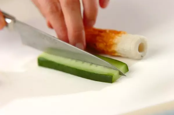 簡単やみつき！キュウリちくわ  by 崎野 晴子さんの下準備1