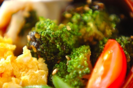 ブロッコリーのゴマのり和え