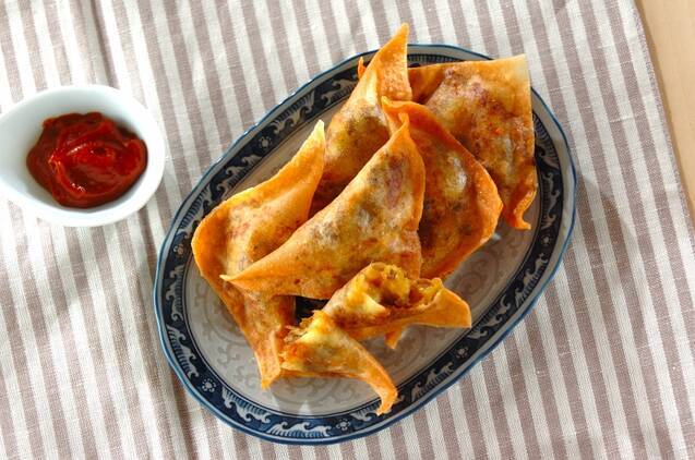 皿に盛り付けられた肉じゃがのサモサと添えられたケチャップ