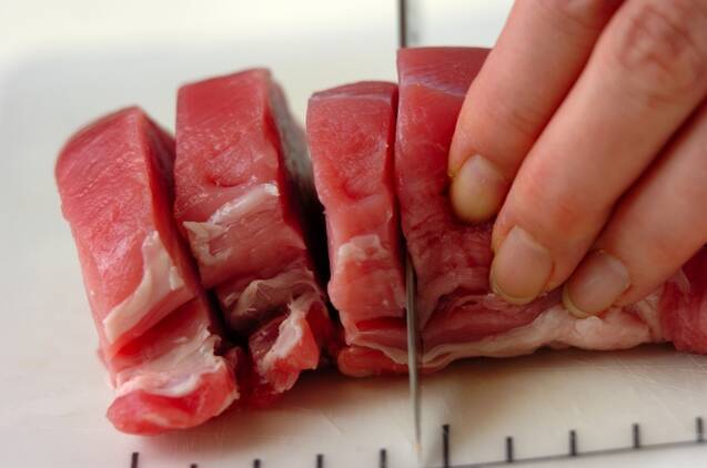 豚ヒレ肉と根菜のトマト煮の作り方の手順1