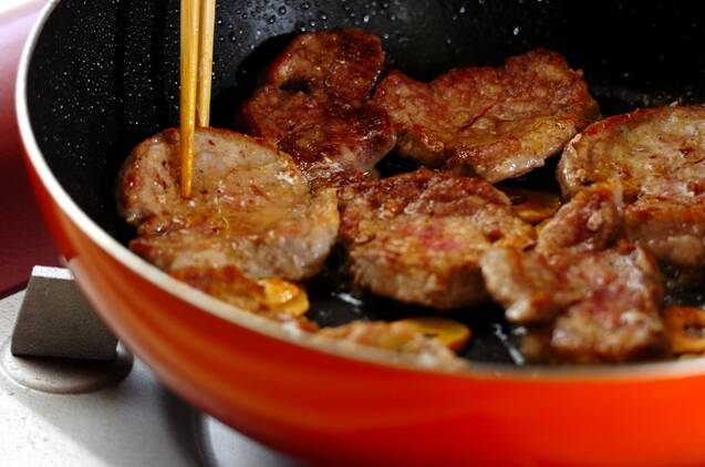 豚ヒレ肉と根菜のトマト煮の作り方の手順3