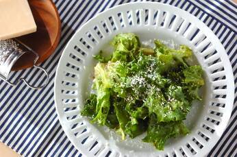 グリーンリーフとパルミジャーノチーズのサラダ