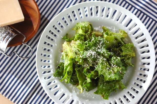 グリーンリーフとパルミジャーノチーズのサラダ