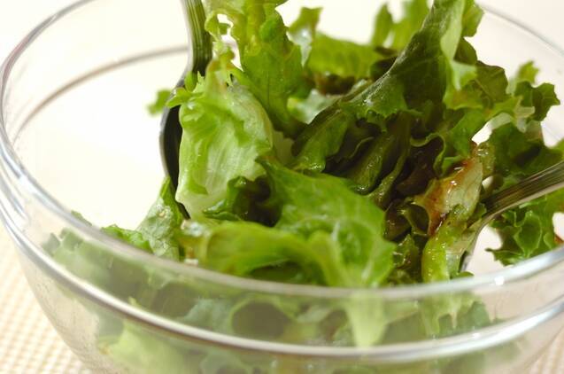 グリーンリーフとパルミジャーノチーズのサラダの作り方の手順2
