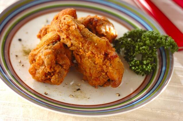 お皿に盛り付けた粉山椒香るスパイシー手羽元フライドチキン