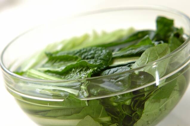 ニンニク香る！しゃっきり小松菜とキノコのバターしょうゆ炒めの作り方の手順1