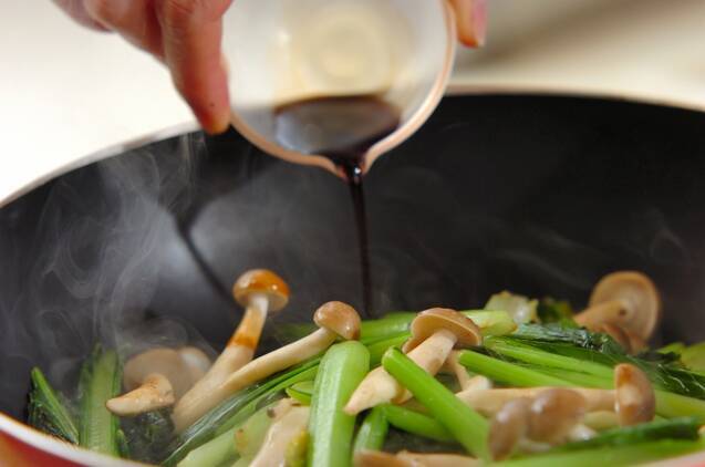 ニンニク香る！しゃっきり小松菜とキノコのバターしょうゆ炒めの作り方の手順3
