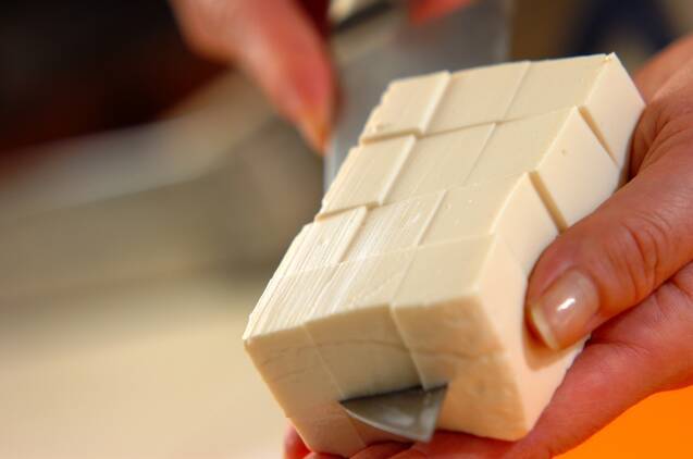 豆腐とエノキのピリ辛スープの作り方の手順1