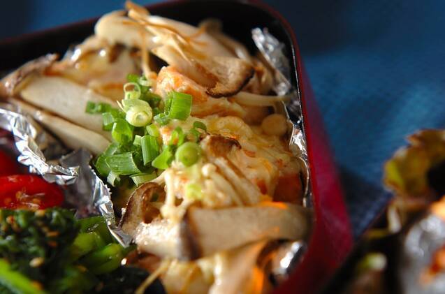 皿にのせた塩鮭ときのこのホイル焼き